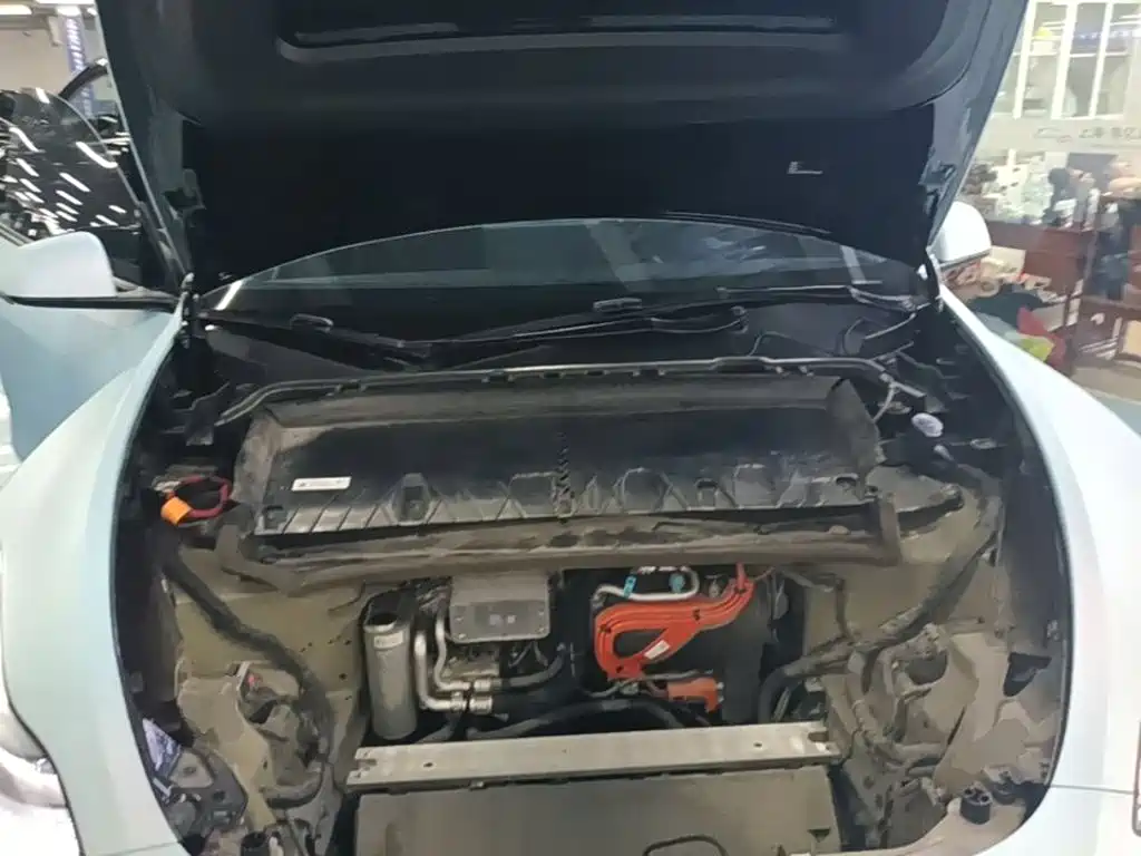 Tesla Model Y — миниатюра 20