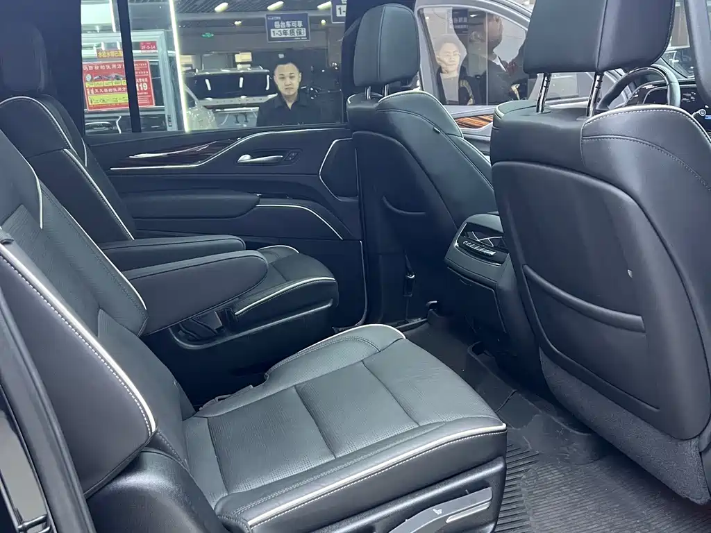 Cadillac Escalade — миниатюра 7