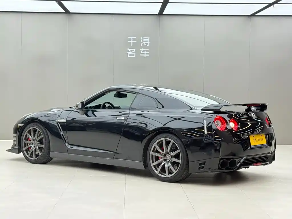 Nissan GT-R — миниатюра 14