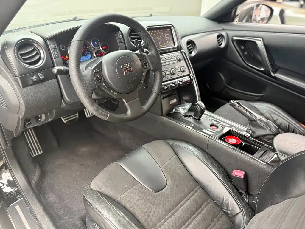 Nissan GT-R — миниатюра 4