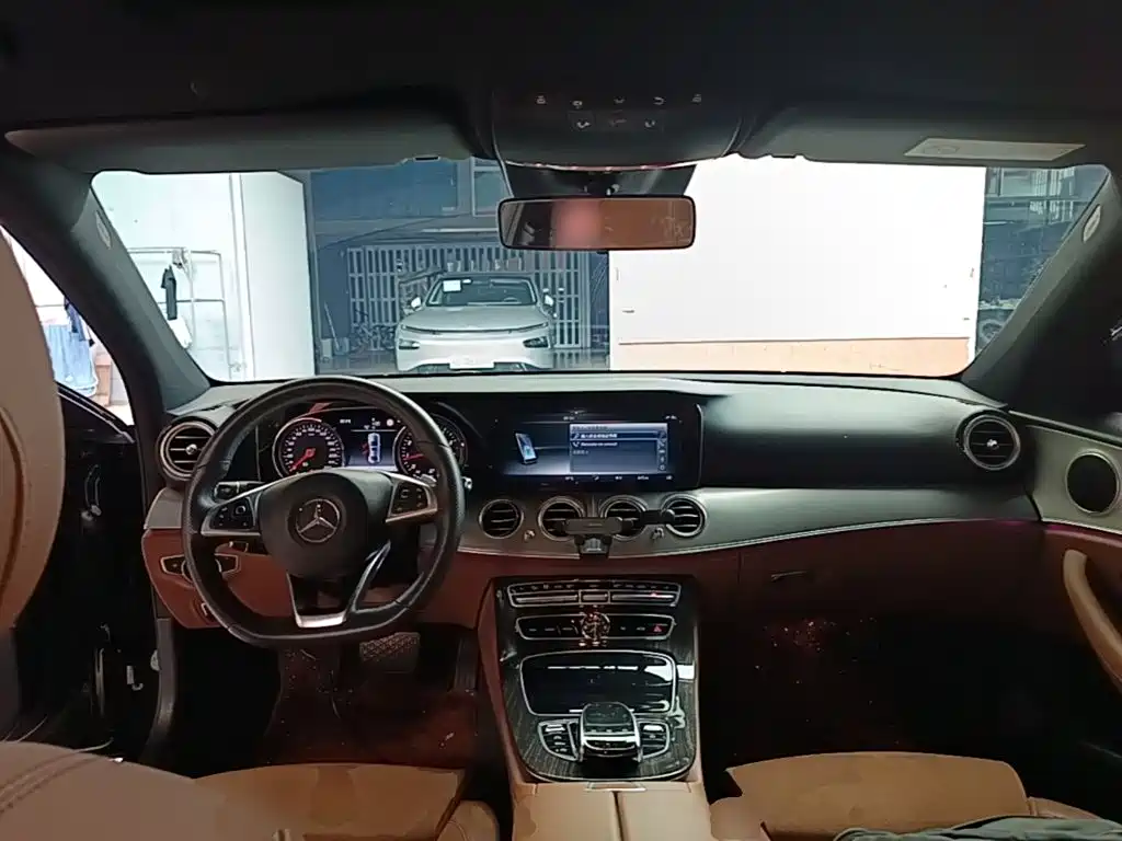 Mercedes-Benz E-Class — миниатюра 10