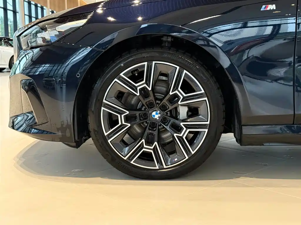 BMW 5 Series — миниатюра 9