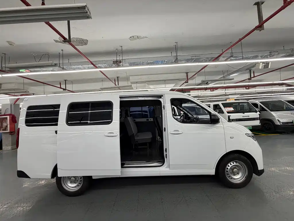 Wuling Yangguang — миниатюра 10