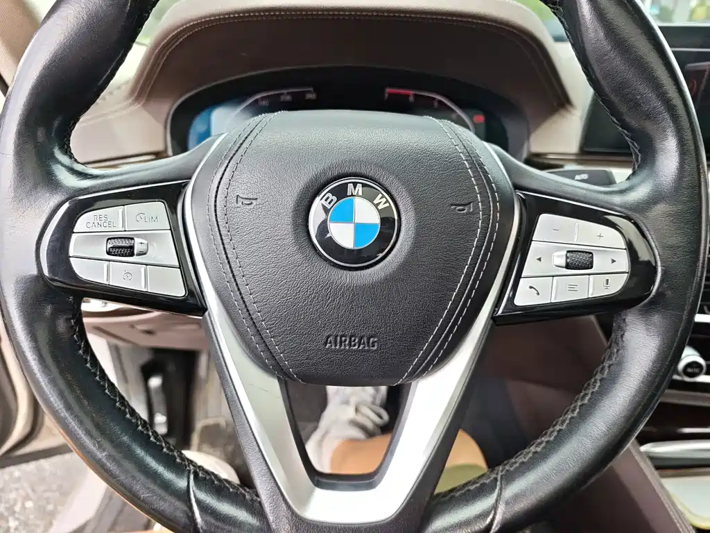 BMW 5 Series — миниатюра 13