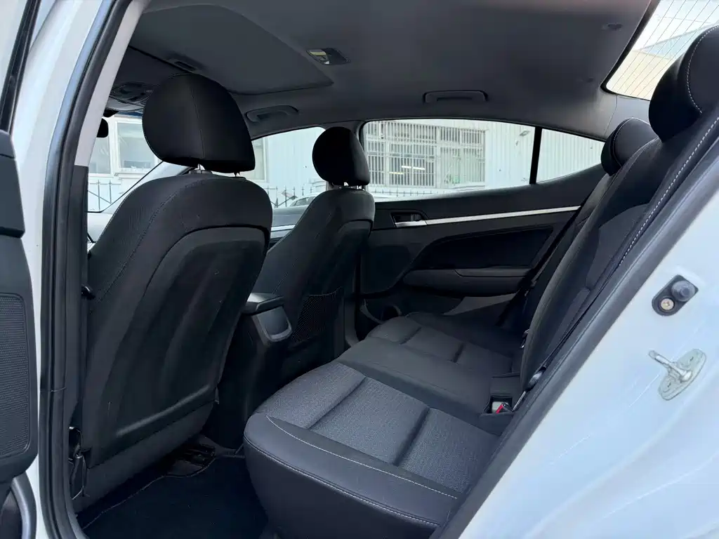 Hyundai Elantra — миниатюра 6