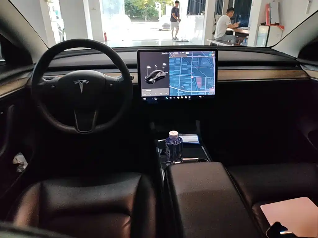 Tesla Model 3 — миниатюра 10