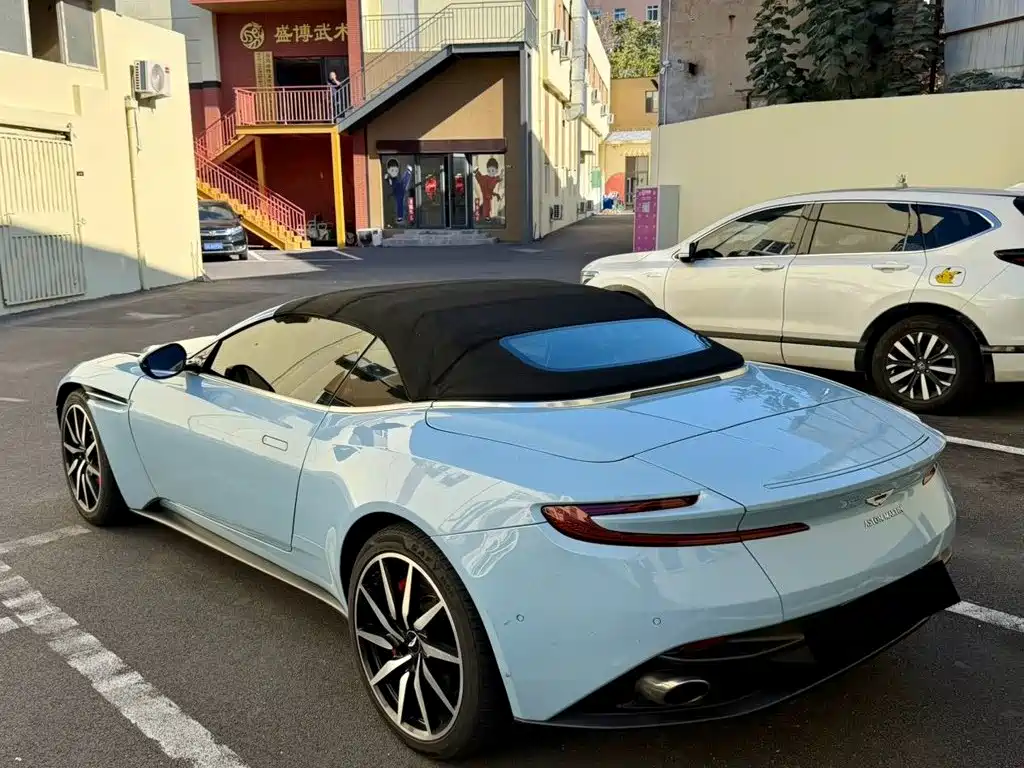 Aston Martin DB11 — миниатюра 8