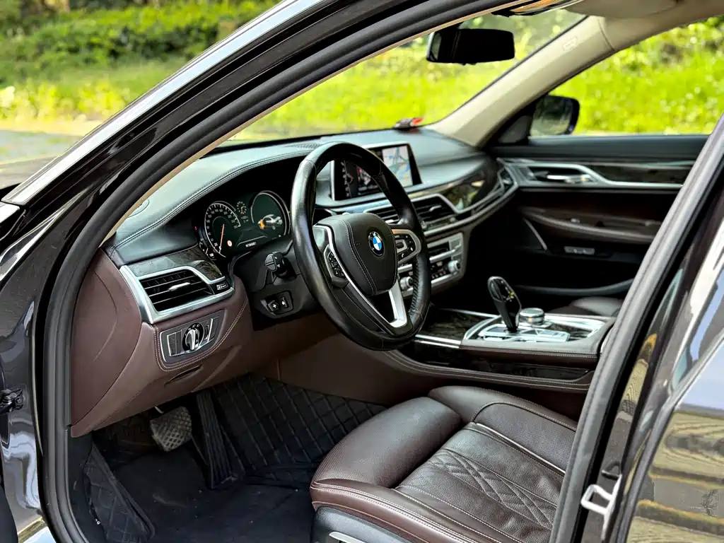BMW 7 Series — миниатюра 5