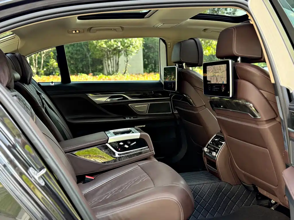 BMW 7 Series — миниатюра 14
