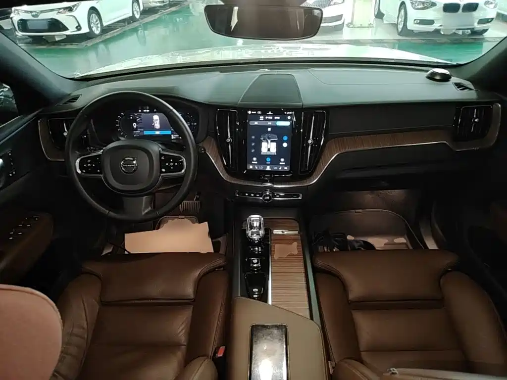 Volvo XC60 PHEV — миниатюра 10
