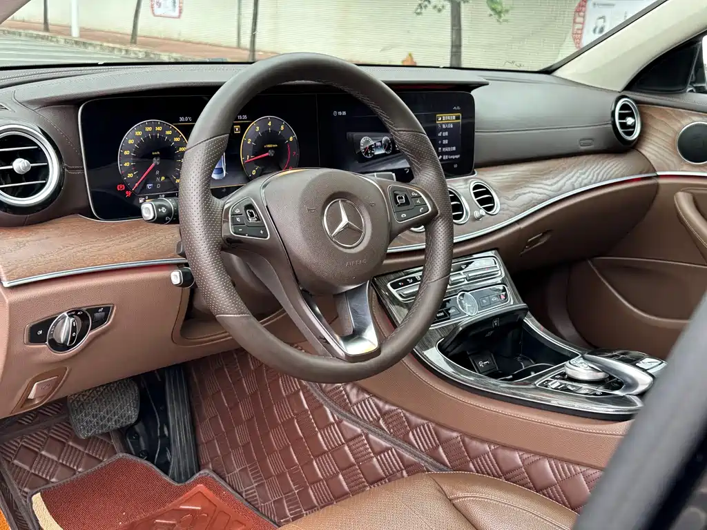 Mercedes-Benz E-Class — миниатюра 11