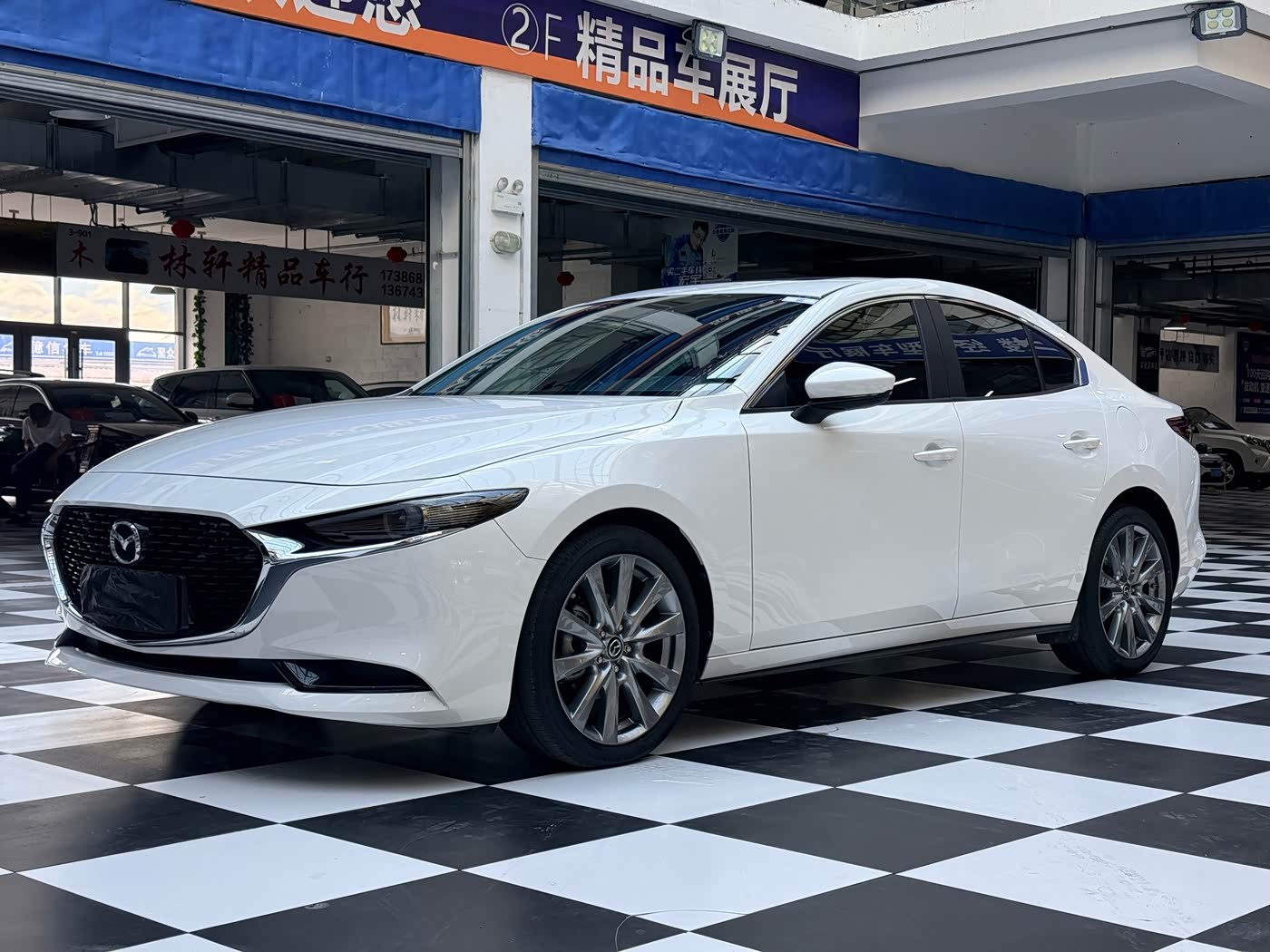 Mazda Mazda3 Axela 2.0 л 2023 г. Белый, пробег 19000 км