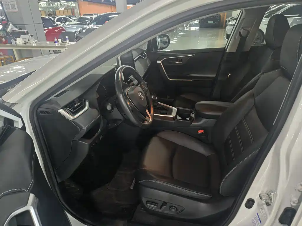 Toyota RAV4 — миниатюра 7