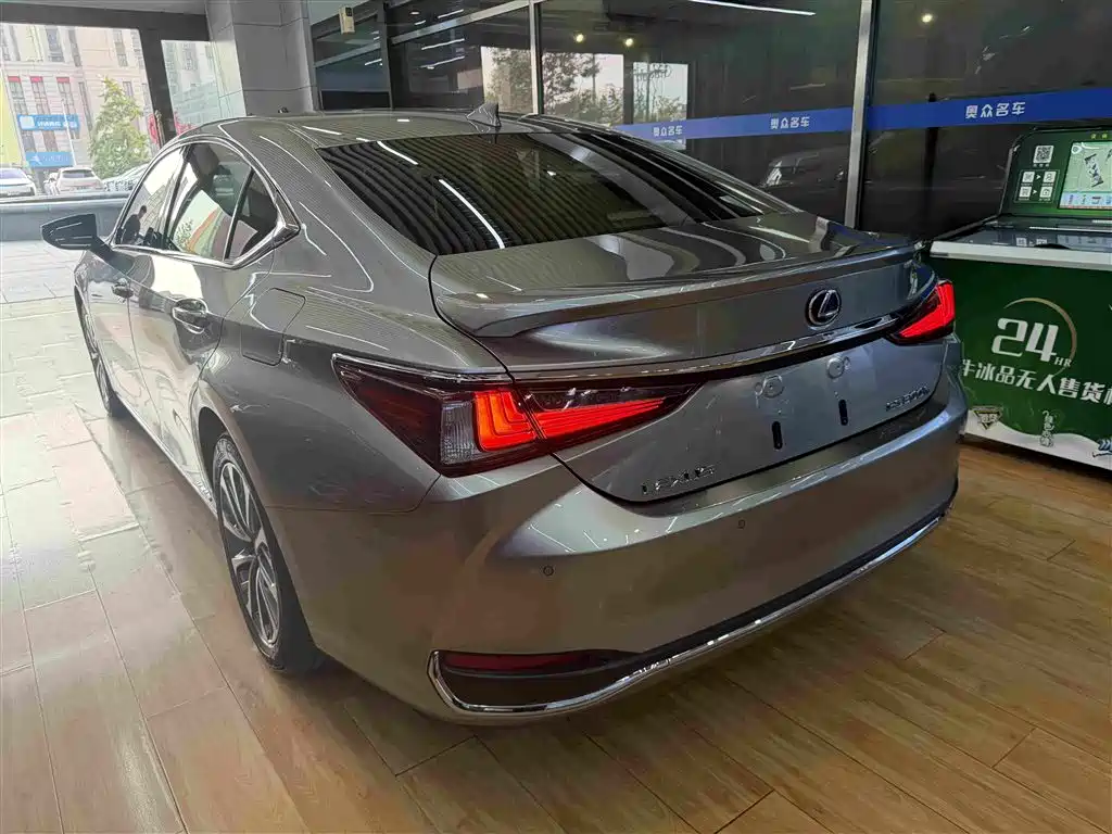 Lexus ES — миниатюра 10