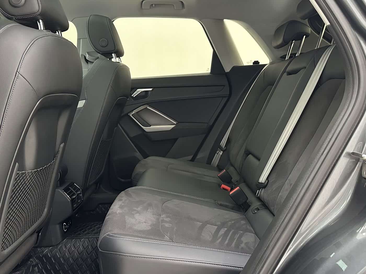 Audi Q3 1.4 л 2022 г. Серебристо-серый, пробег 30000 км
