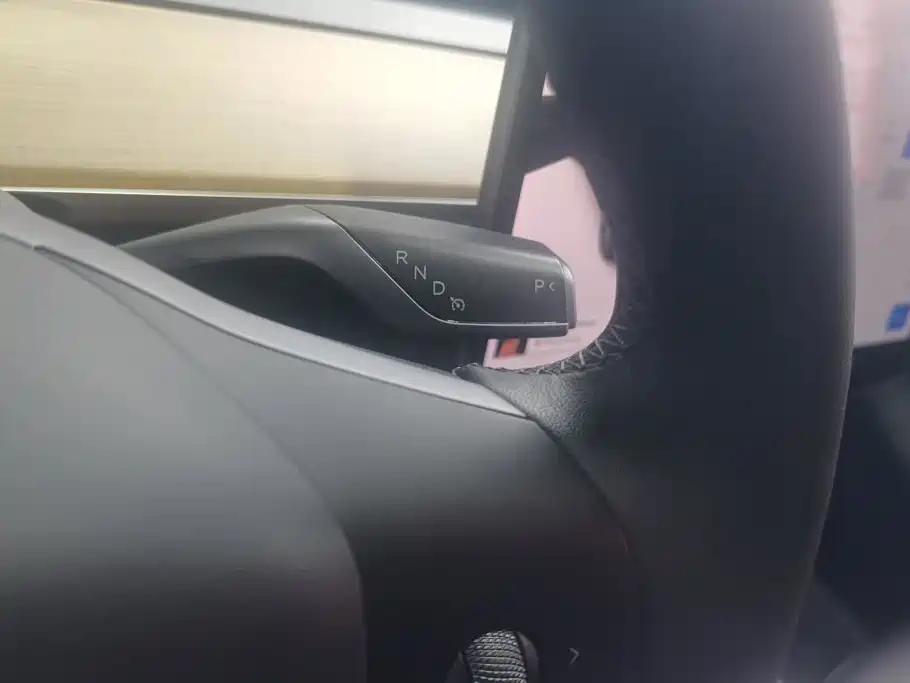 Tesla Model Y — миниатюра 16