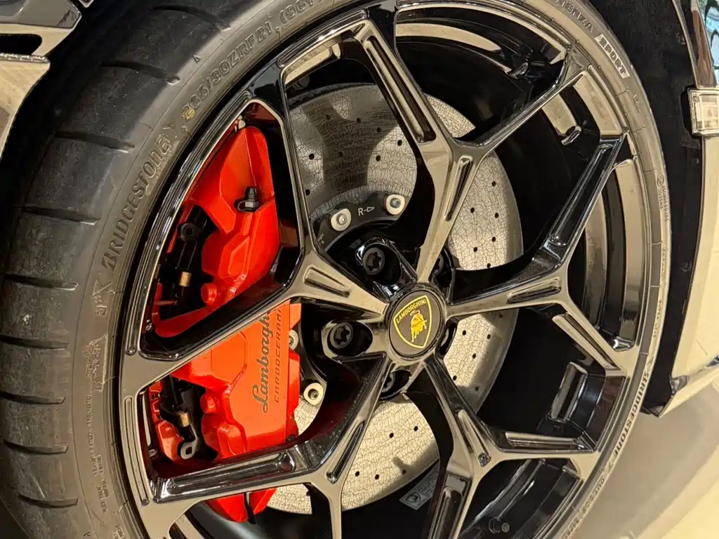 Lamborghini Revuelto — миниатюра 10