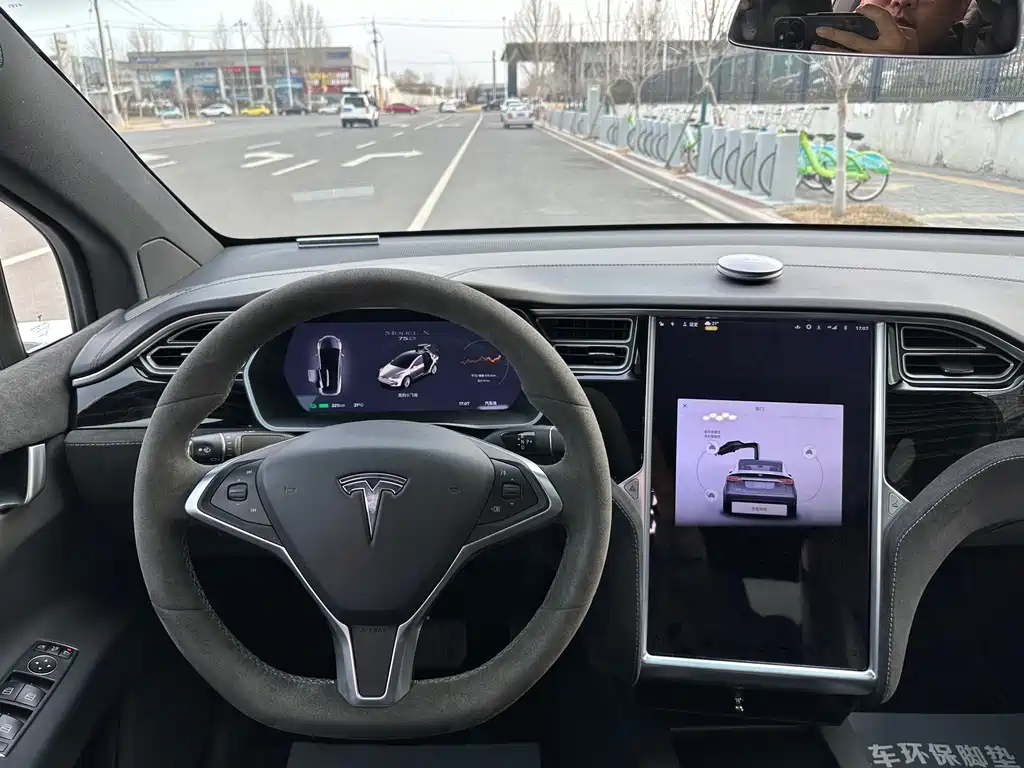 TESLA MODEL X