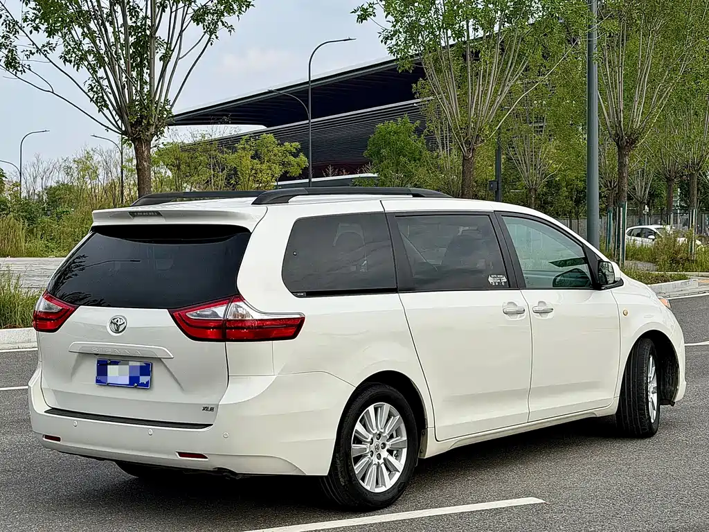Toyota Sienna — миниатюра 6