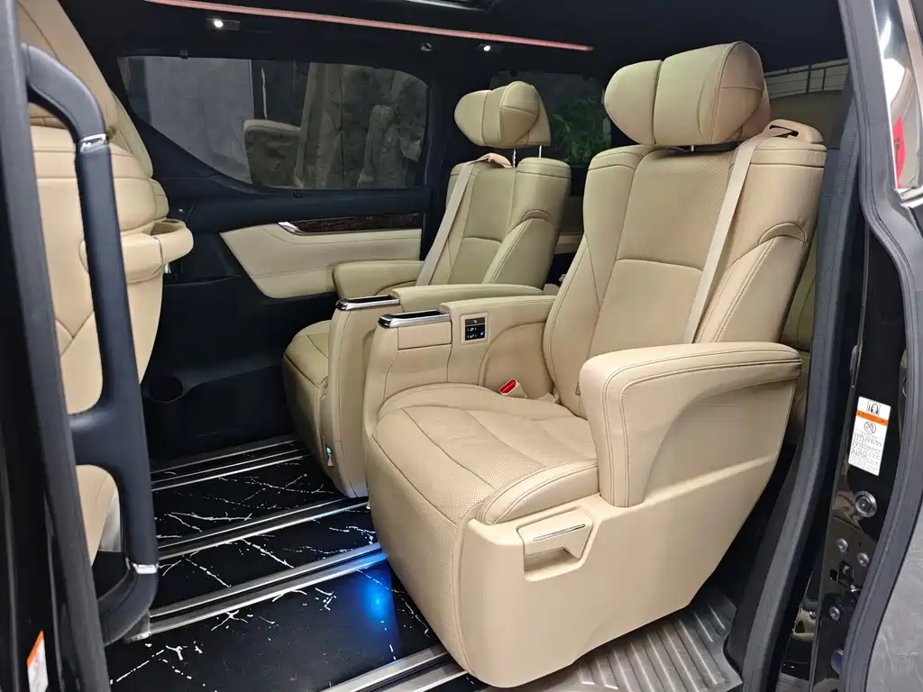 Toyota Alphard — миниатюра 6