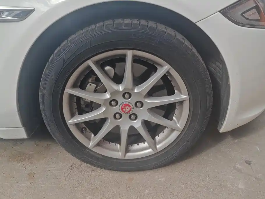Jaguar XJ — миниатюра 6