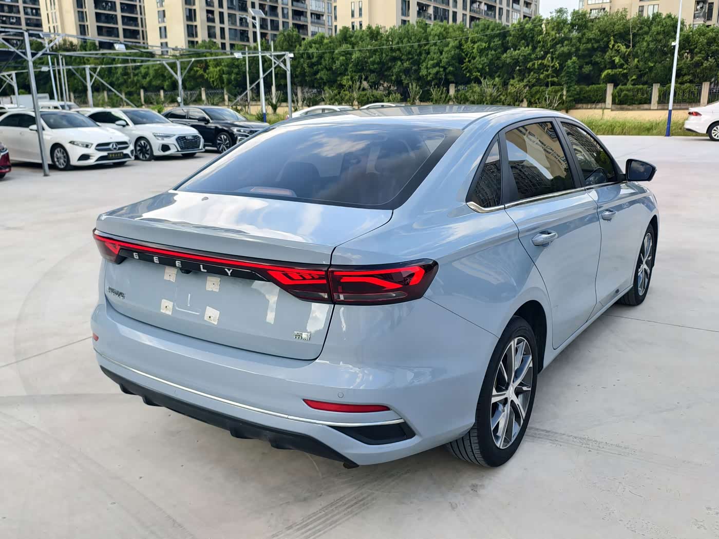 Geely Emgrand 1.5 л 2024 г. Серебристо-серый, пробег 40000 км