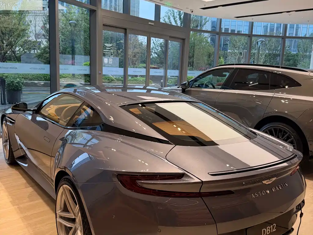 Aston Martin DB12 — миниатюра 8