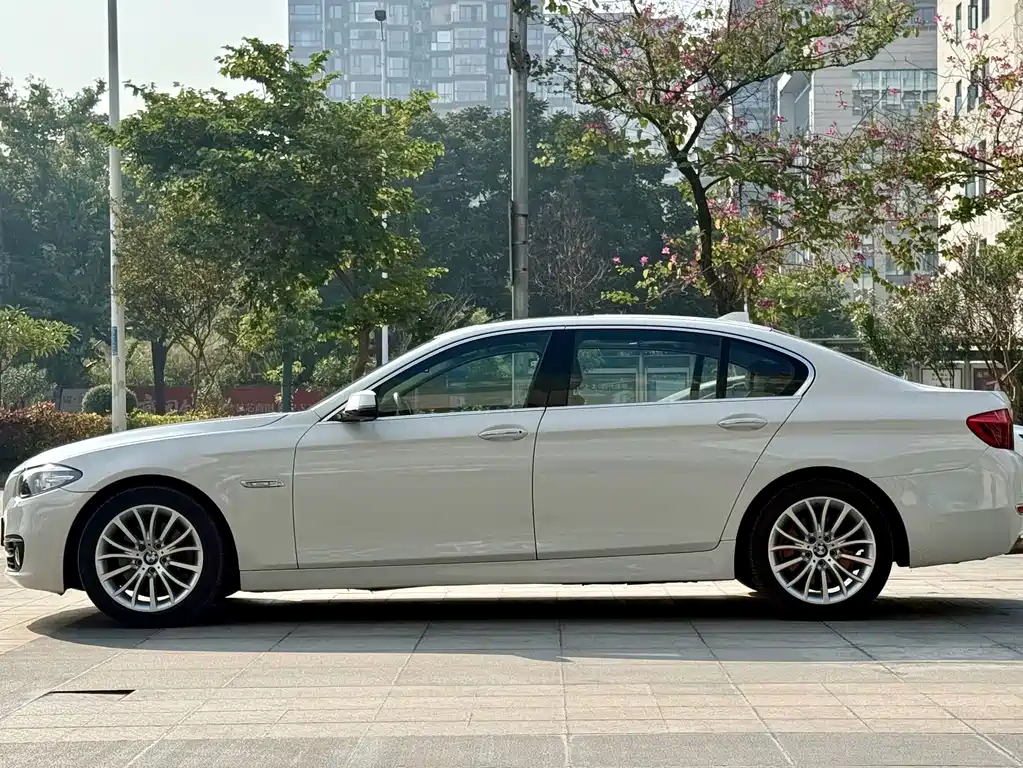 BMW 5 Series — миниатюра 6