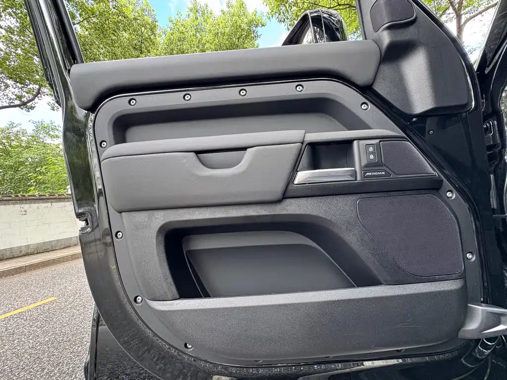 Land Rover Defender — миниатюра 8