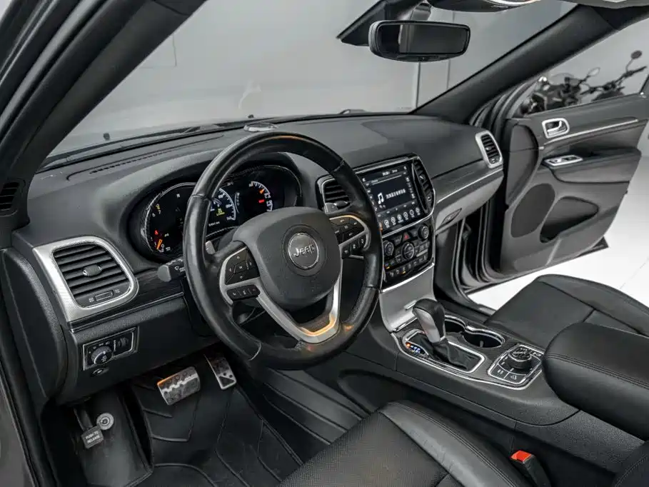 Jeep Grand Cherokee (Import) — миниатюра 17