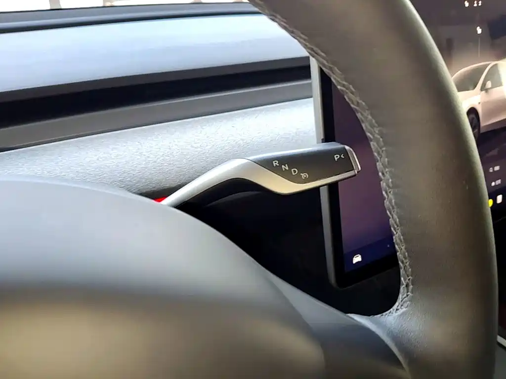 Tesla Model Y — миниатюра 14