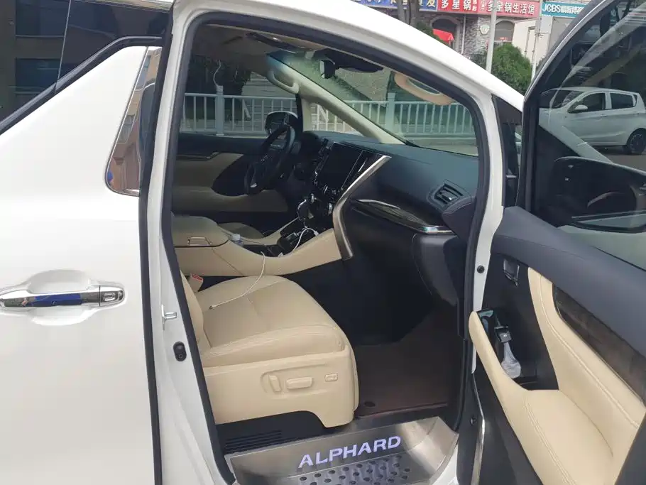 Toyota Alphard — миниатюра 8