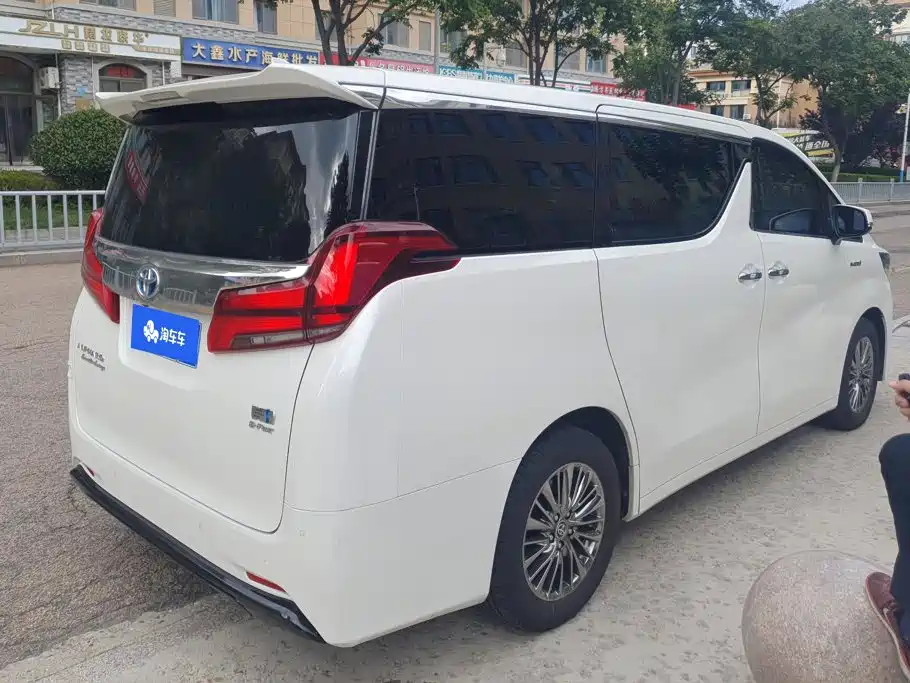 Toyota Alphard — миниатюра 3