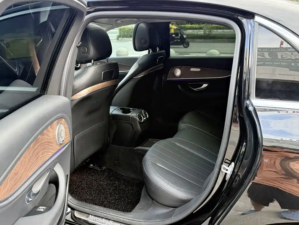 Mercedes-Benz E-Class — миниатюра 8