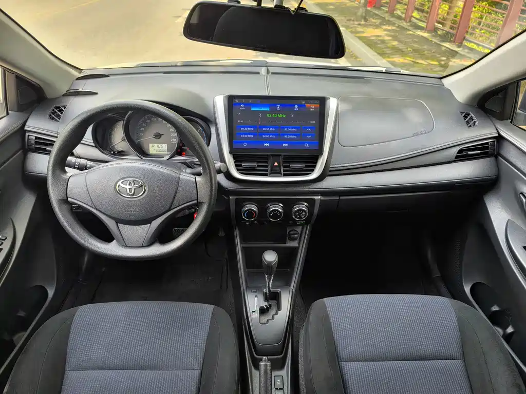 Toyota Yaris L - фото 12