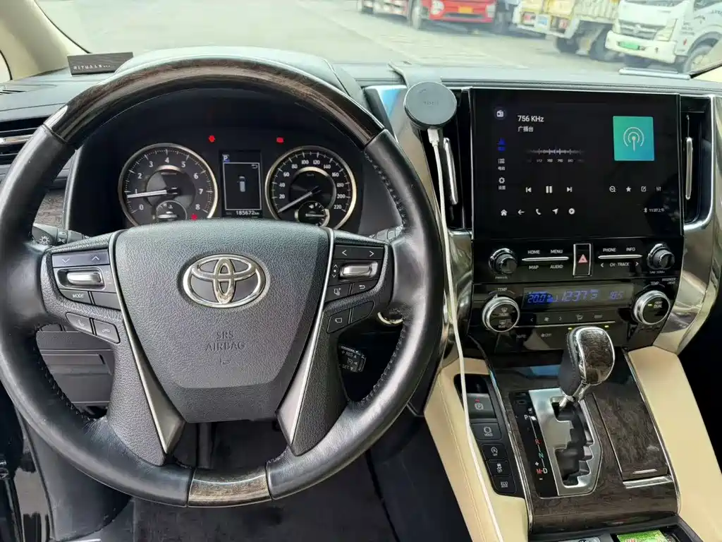 Toyota Alphard — миниатюра 11