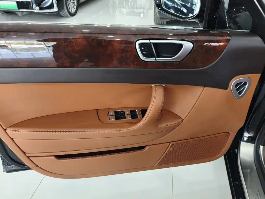 Bentley Flying Spur — миниатюра 7