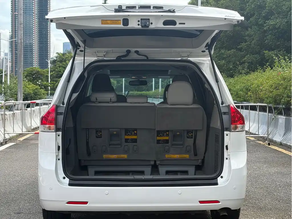 Toyota Sienna — миниатюра 17
