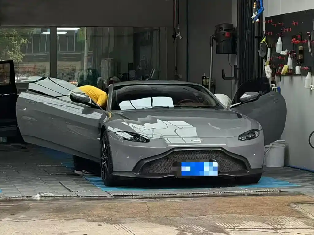 ASTON MARTIN V8 VANTAGE