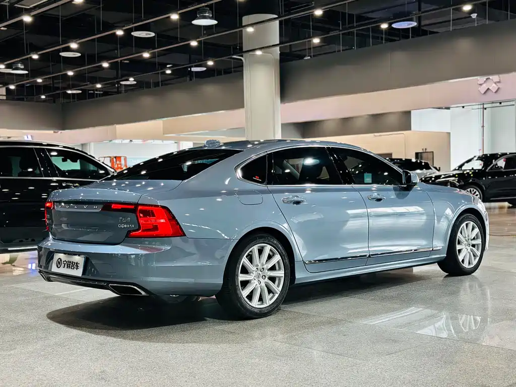 VOLVO  S90