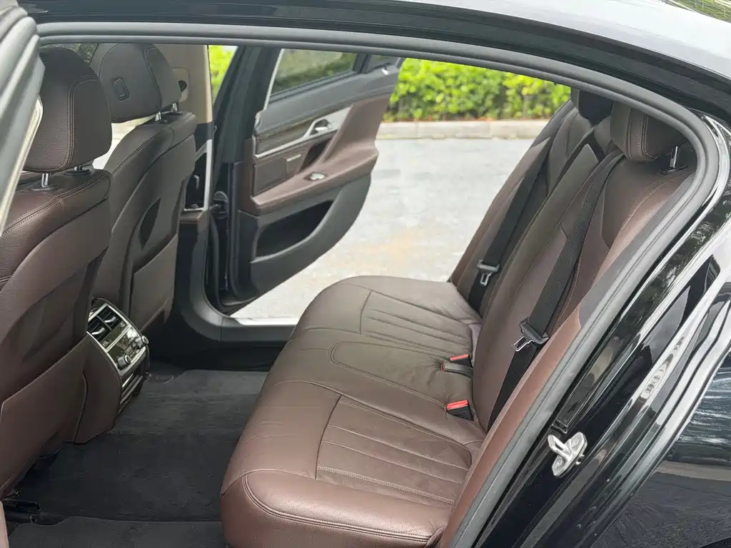 BMW 7 Series — миниатюра 11