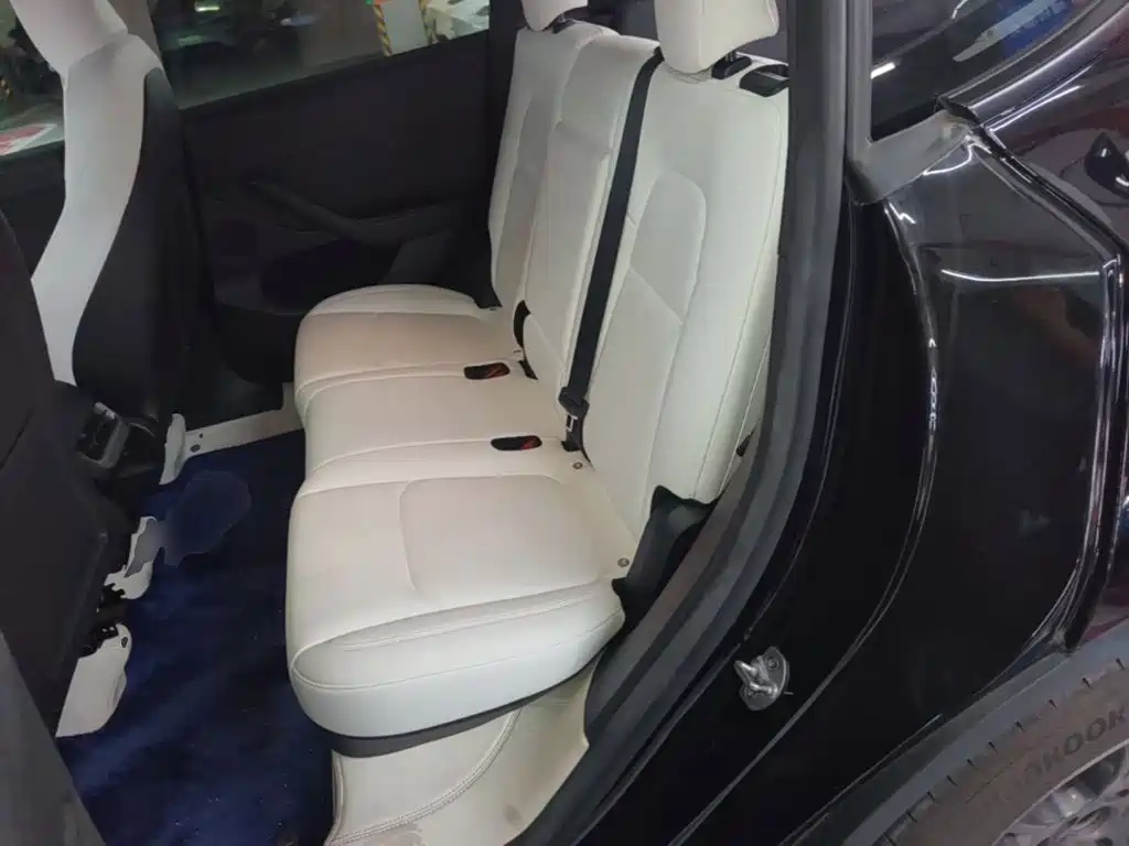 Tesla Model Y — миниатюра 17