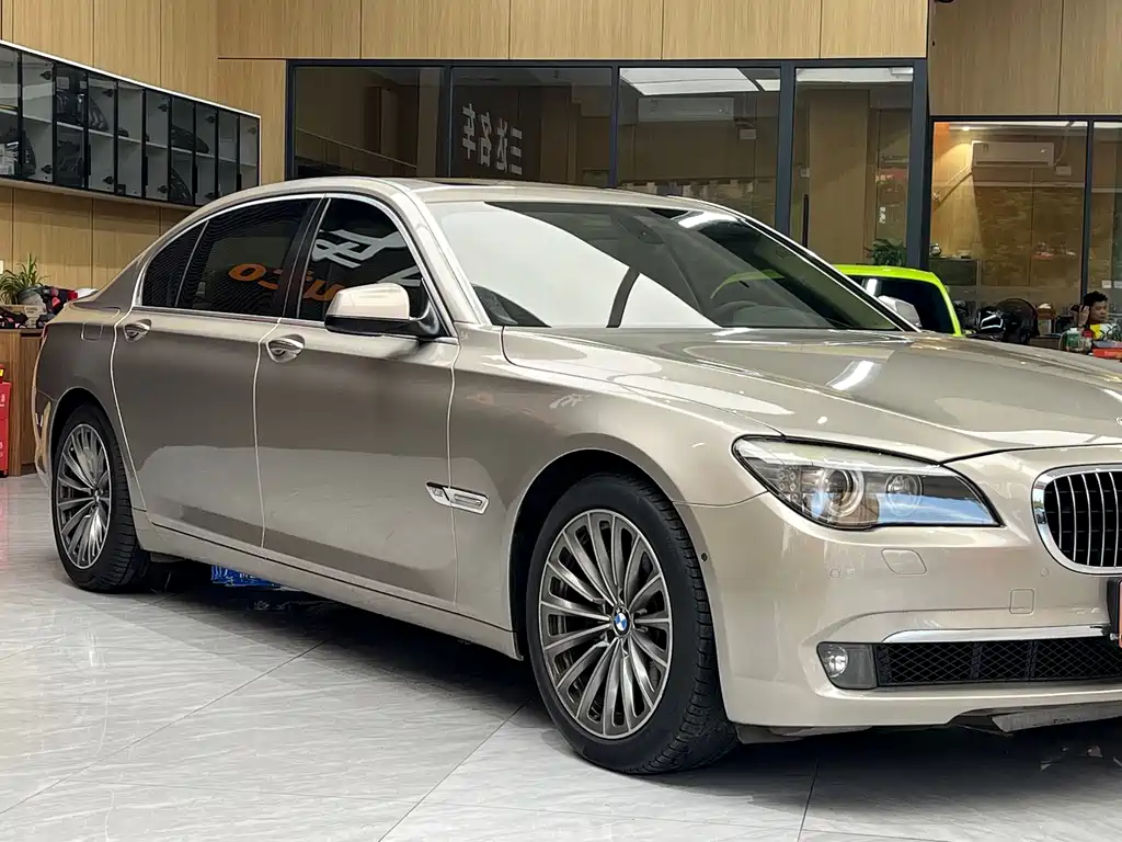 BMW 7 Series — миниатюра 11