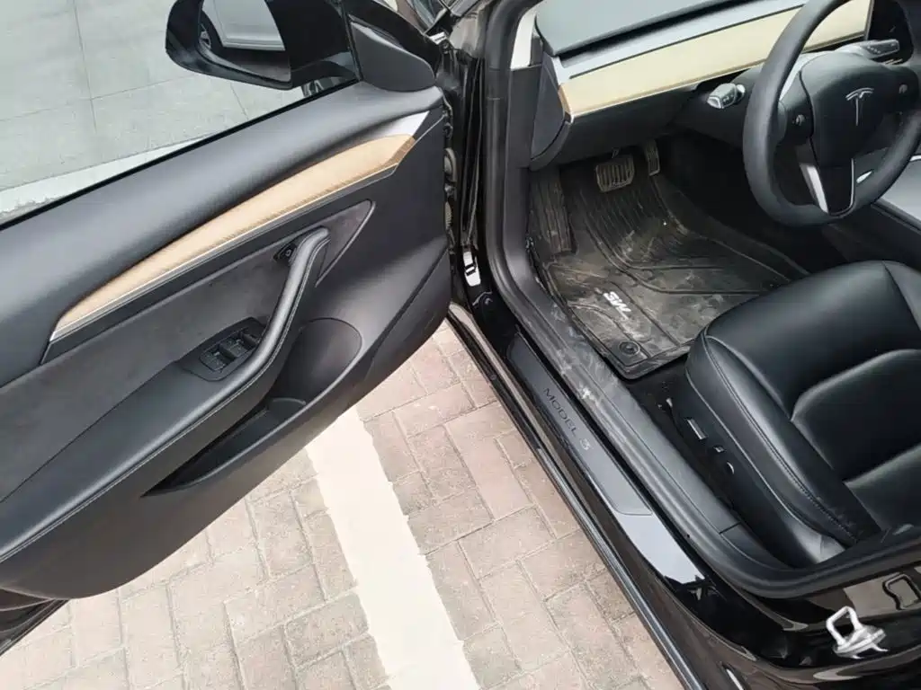 Tesla Model 3 — миниатюра 16