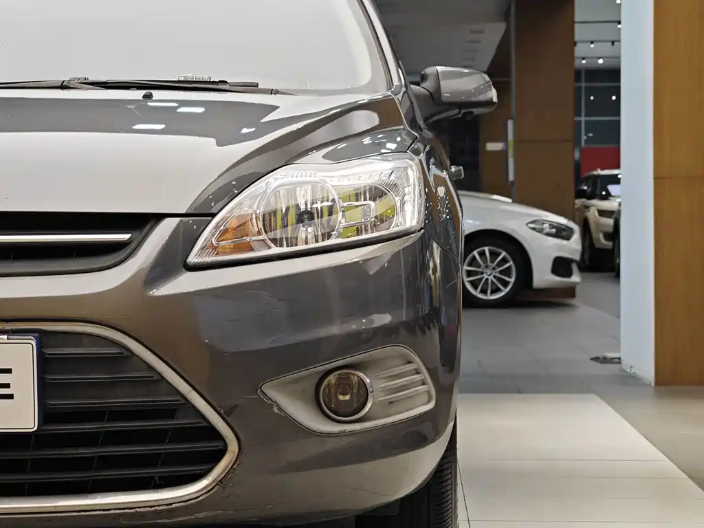 Ford Focus 2013 1.8L MT Fashion