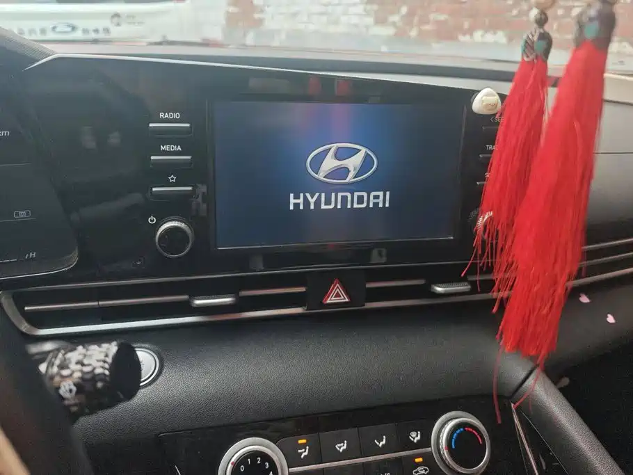 Hyundai Elantra — миниатюра 12