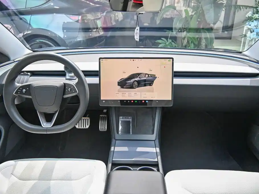 Tesla Model 3 — миниатюра 10