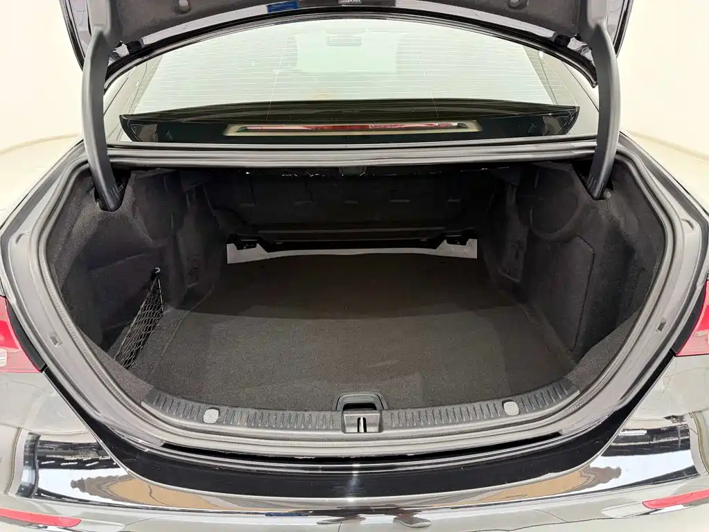 Mercedes-Benz E-Class — миниатюра 31