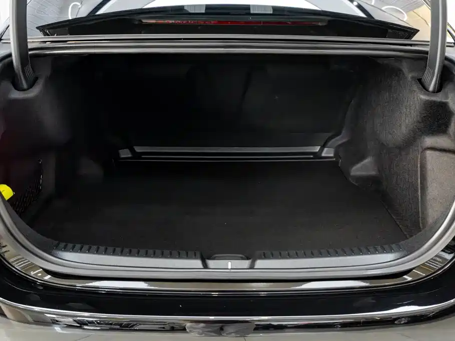 Mercedes-Benz E-Class — миниатюра 12