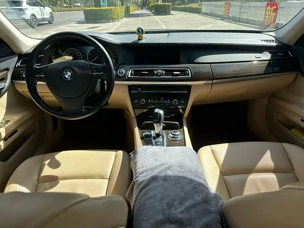BMW 7 Series — миниатюра 6